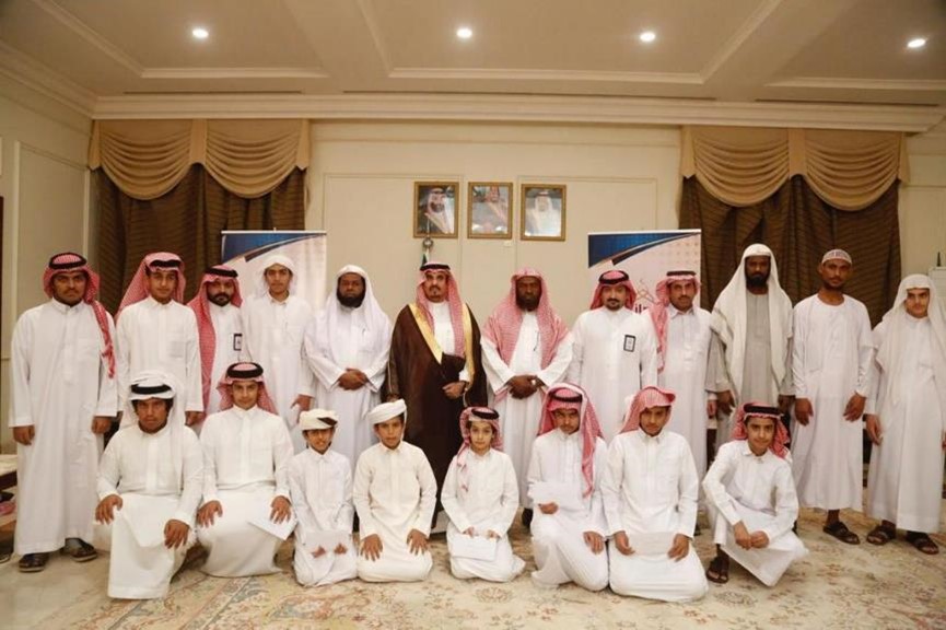 محافظ وادي الدواسر يكرّم 15 فائزاً في مسابقة القرآن الكريم